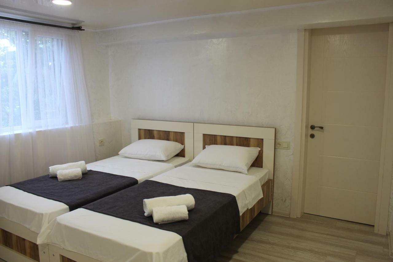 Greenview Guesthouse บาทูมิ ภายนอก รูปภาพ