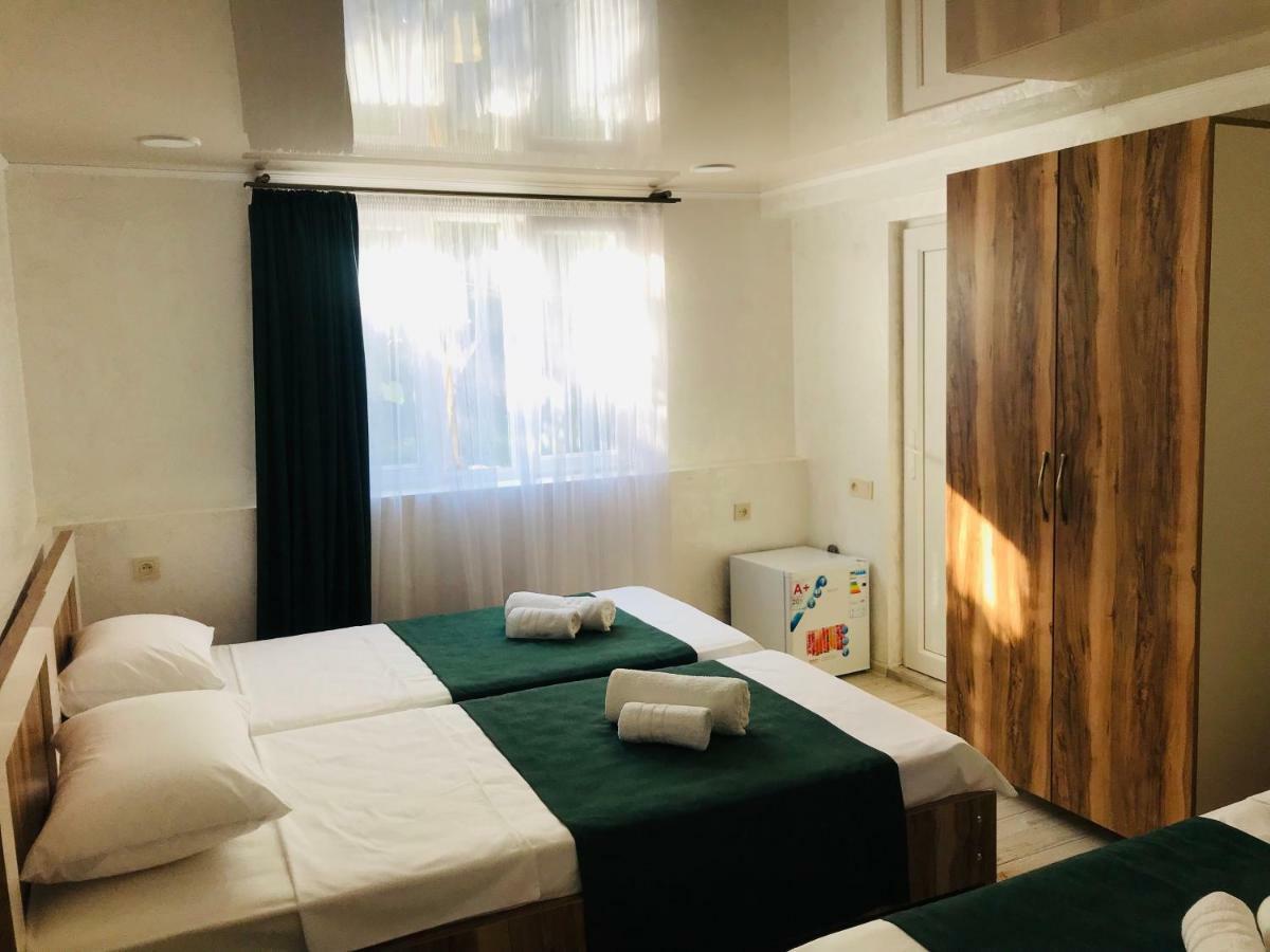 Greenview Guesthouse บาทูมิ ภายนอก รูปภาพ
